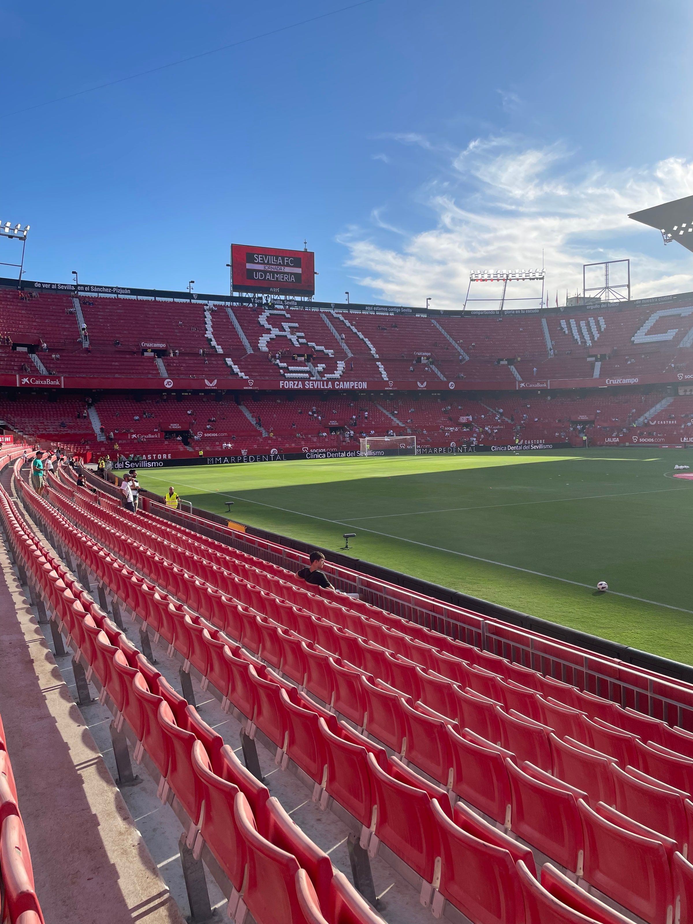 La tribuna roja del Sánchez-Pizjuán antes del partido