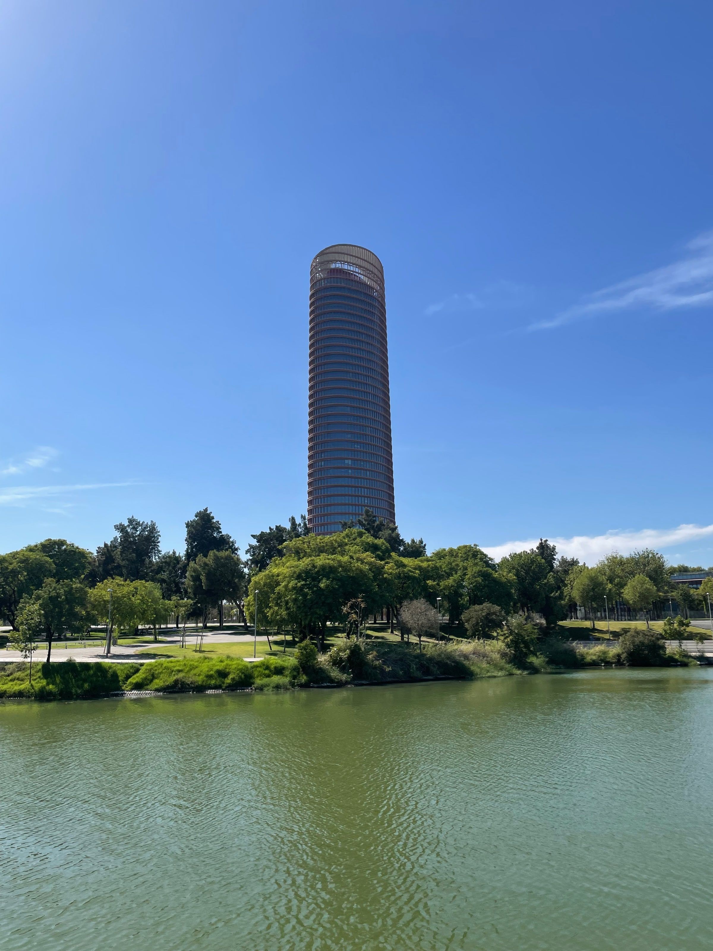 El Guadalquivir con la Torre Sevilla al fondo