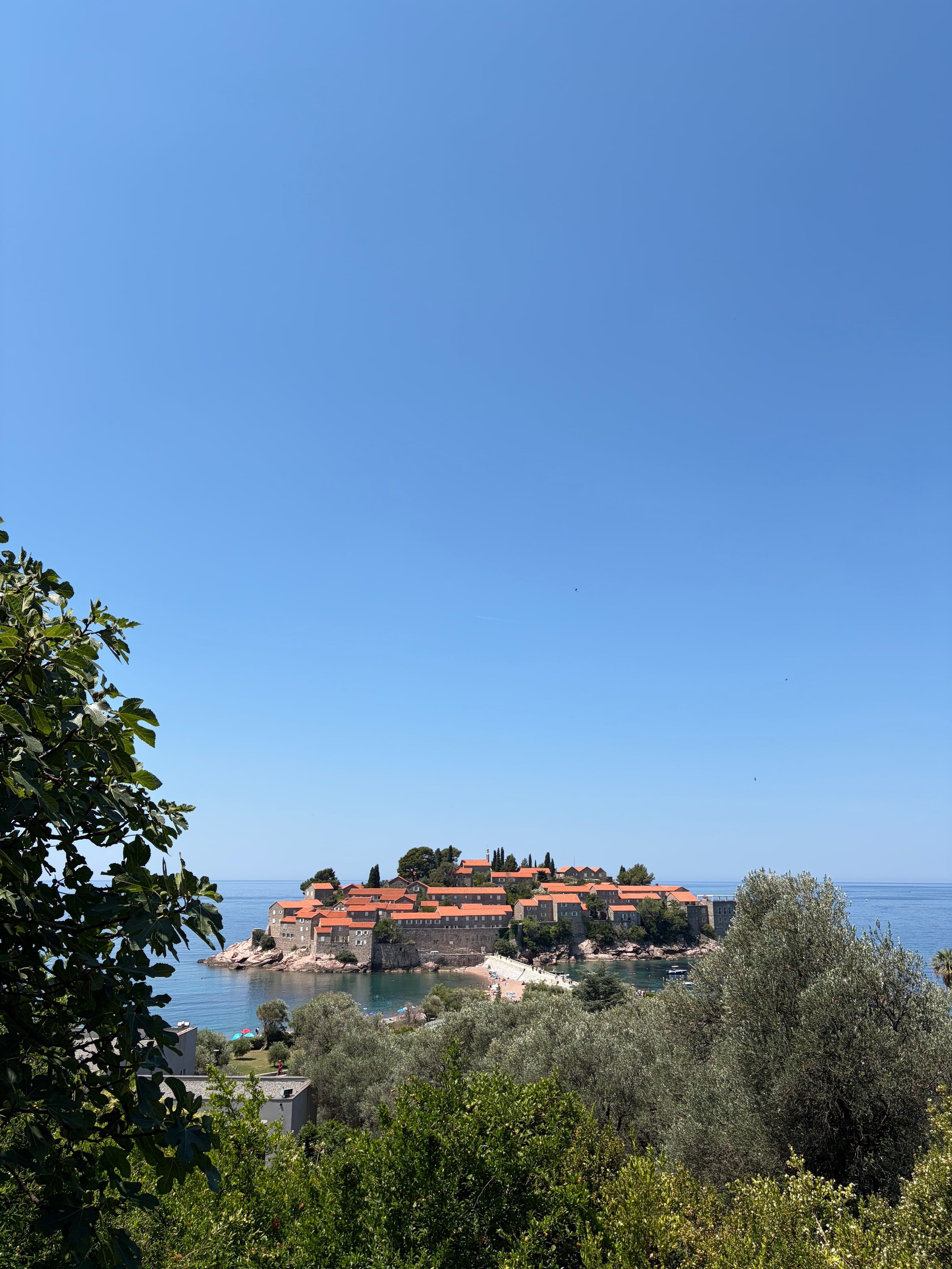 La isla de Sveti Stefan vista desde arriba
