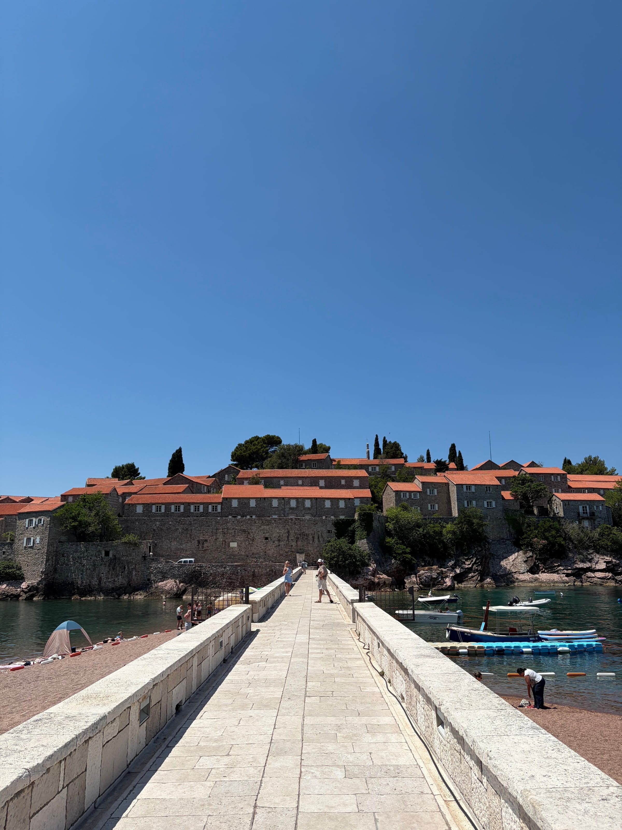 El istmo y el puente que llevan a la isla de Sveti Stefan