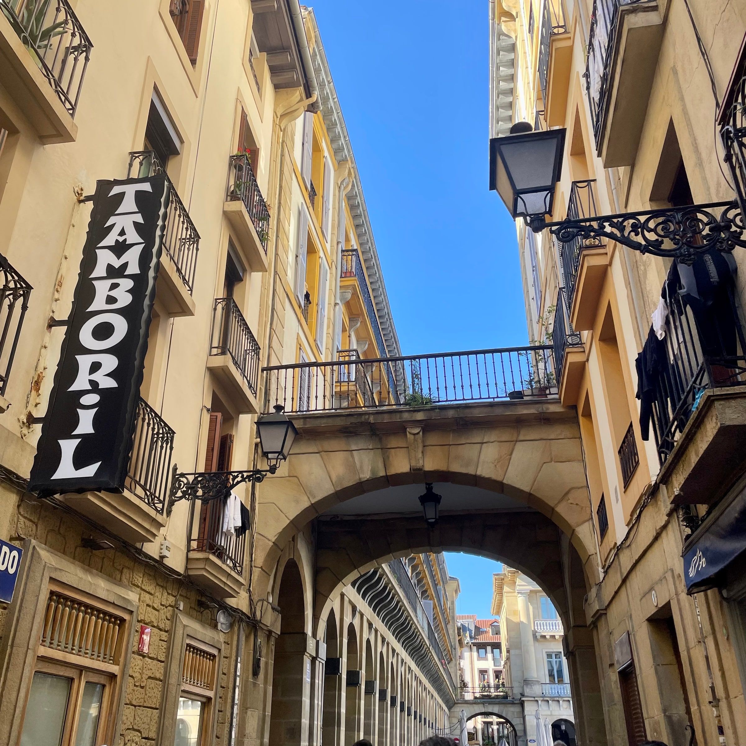Una calle de la Parte Vieja con un arco