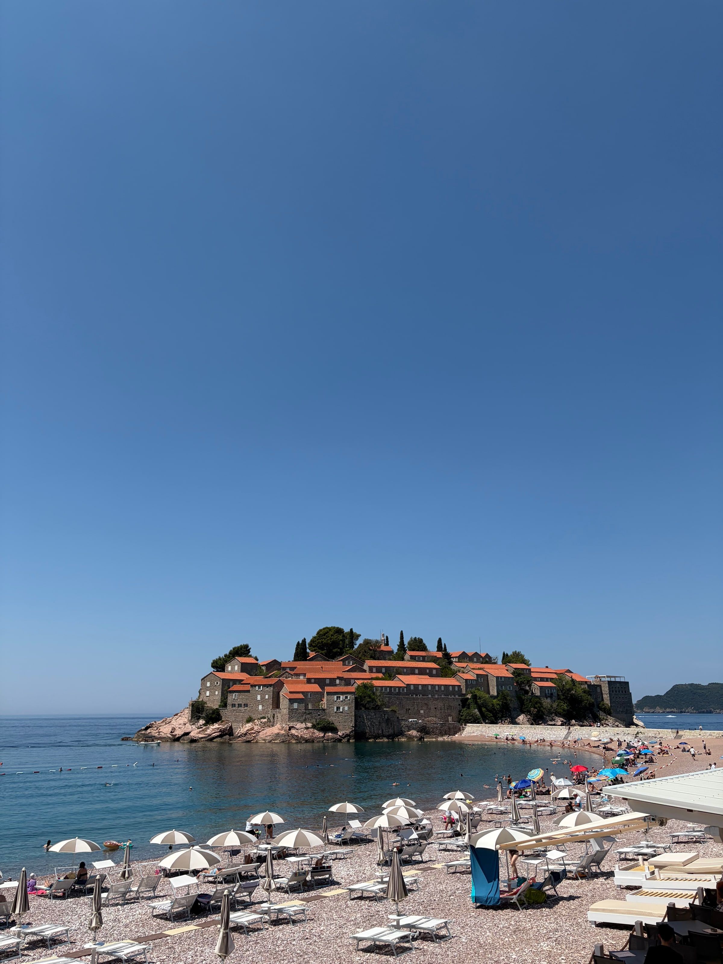 La playa de Sveti Stefan con sombrillas