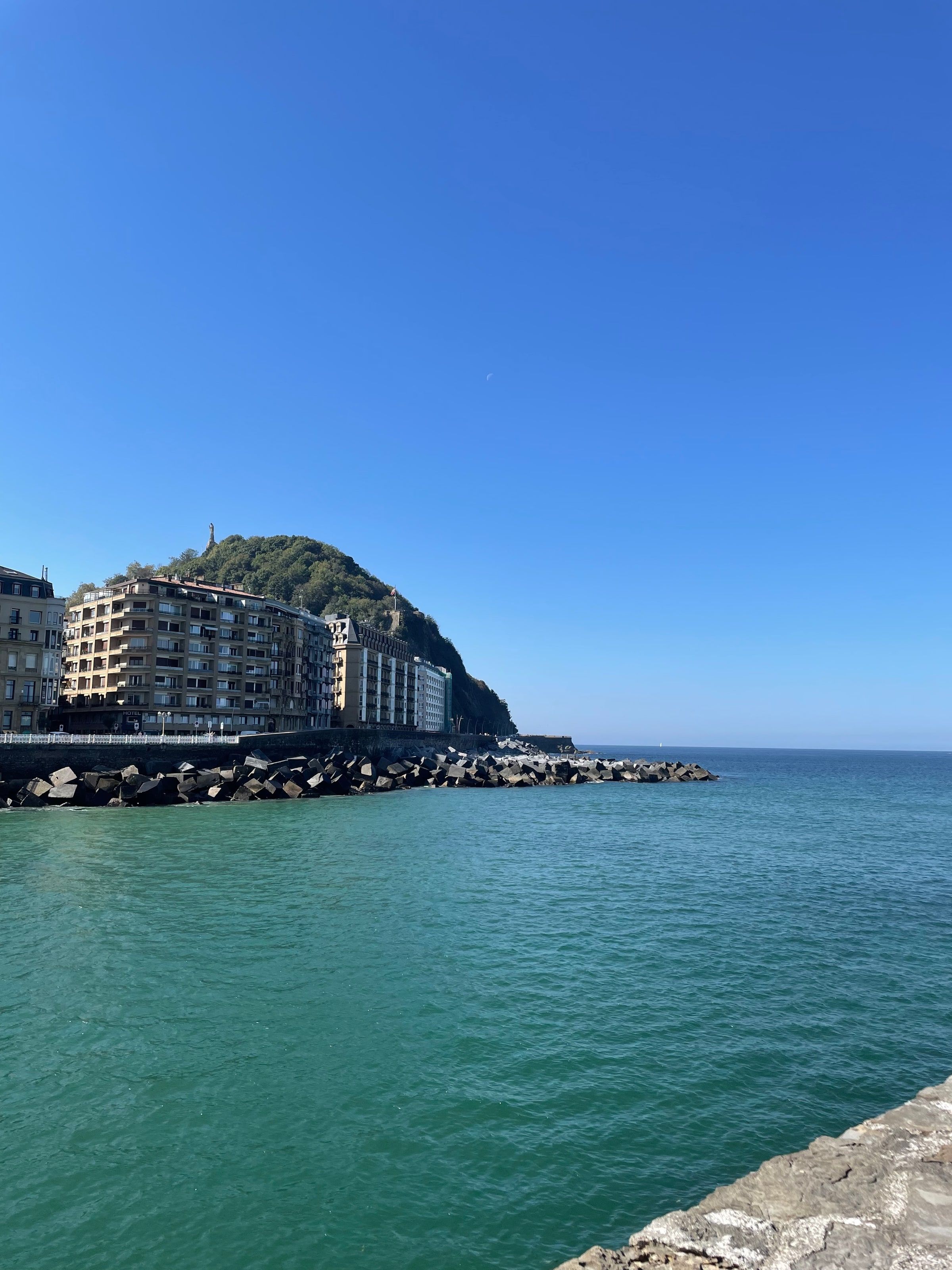 El Monte Urgull y el paseo junto al mar