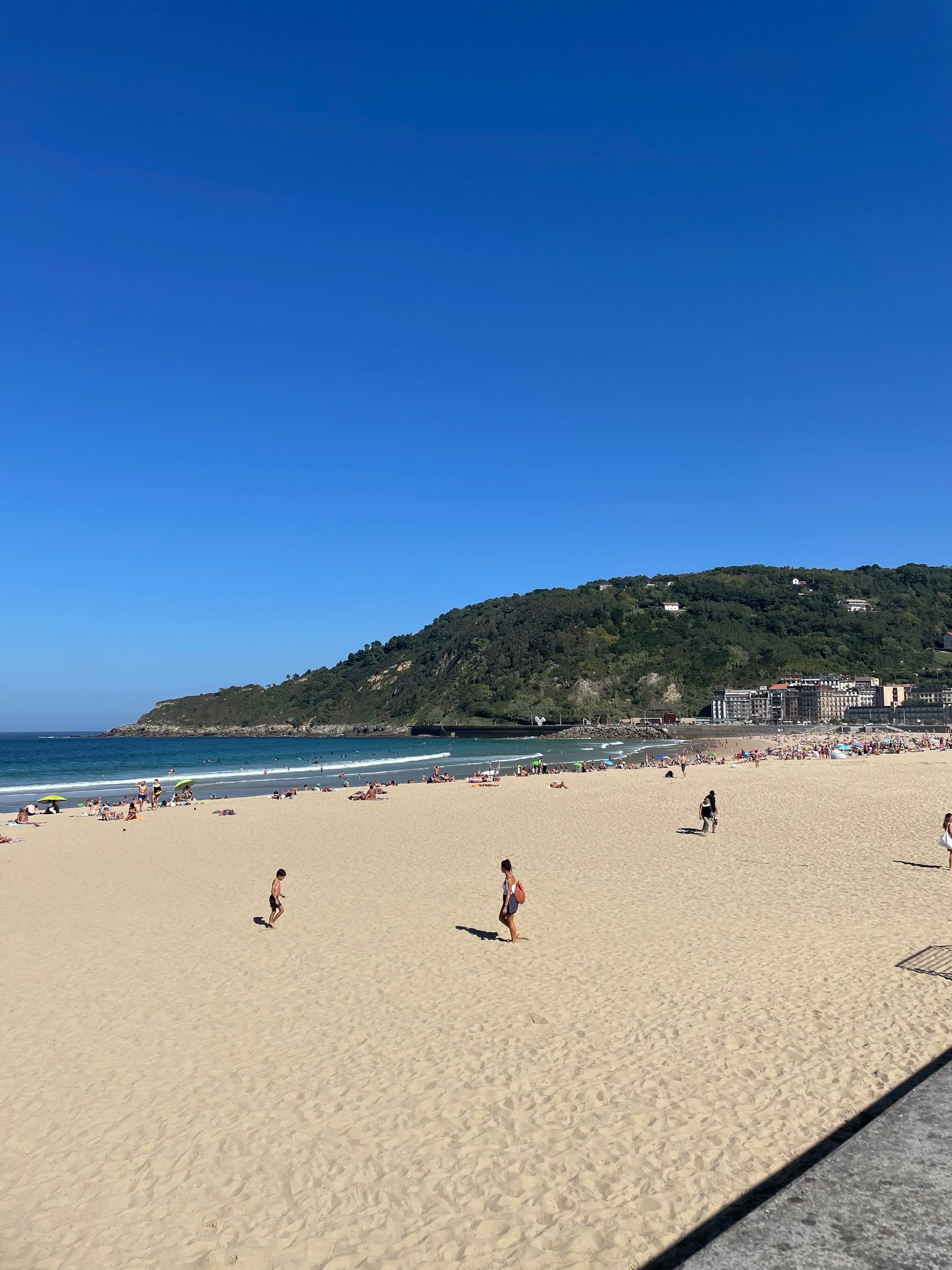 La playa de la Zurriola con el monte Ulía