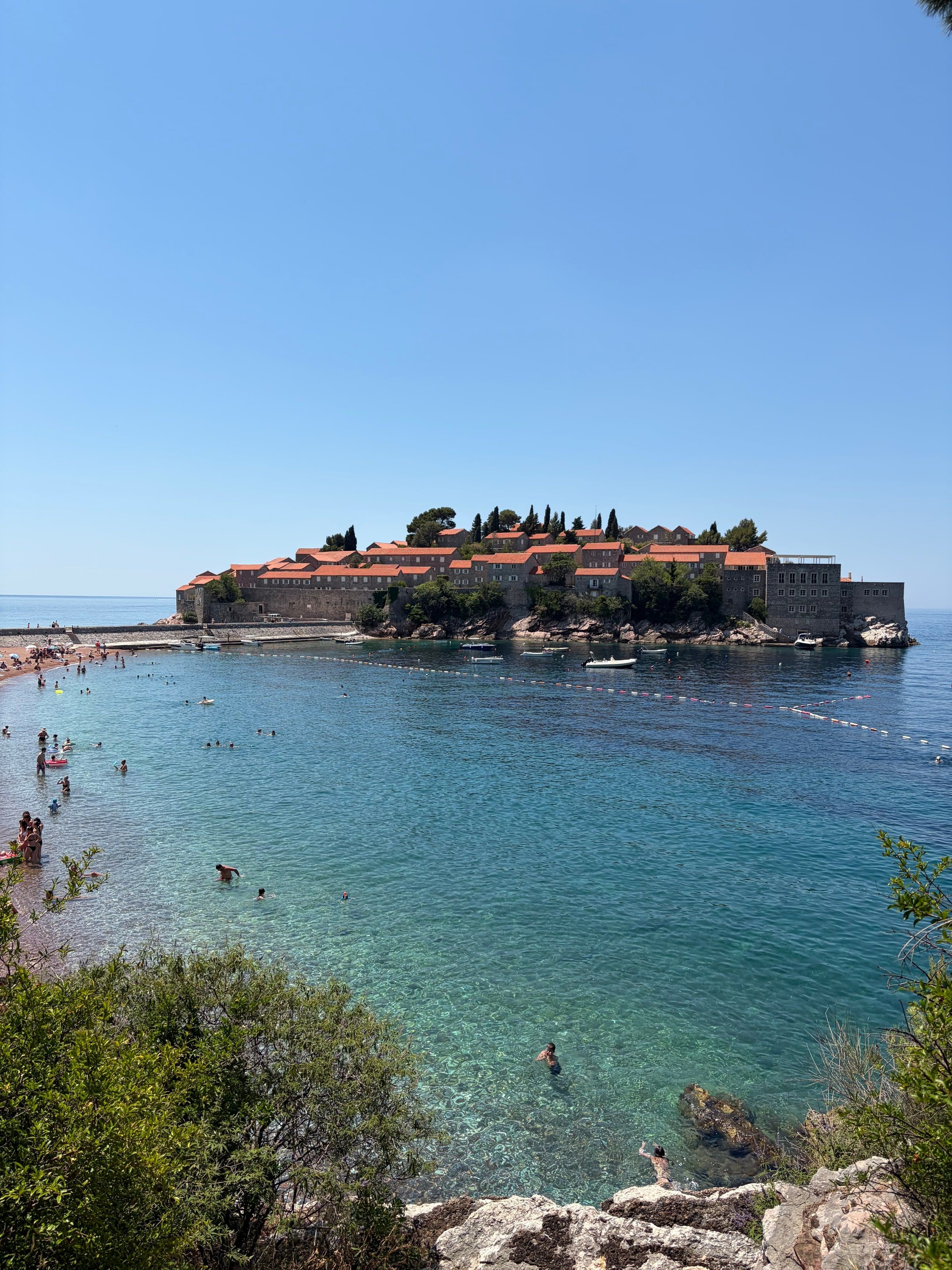 Sveti Stefan, la isla unida a la costa, con el agua turquesa