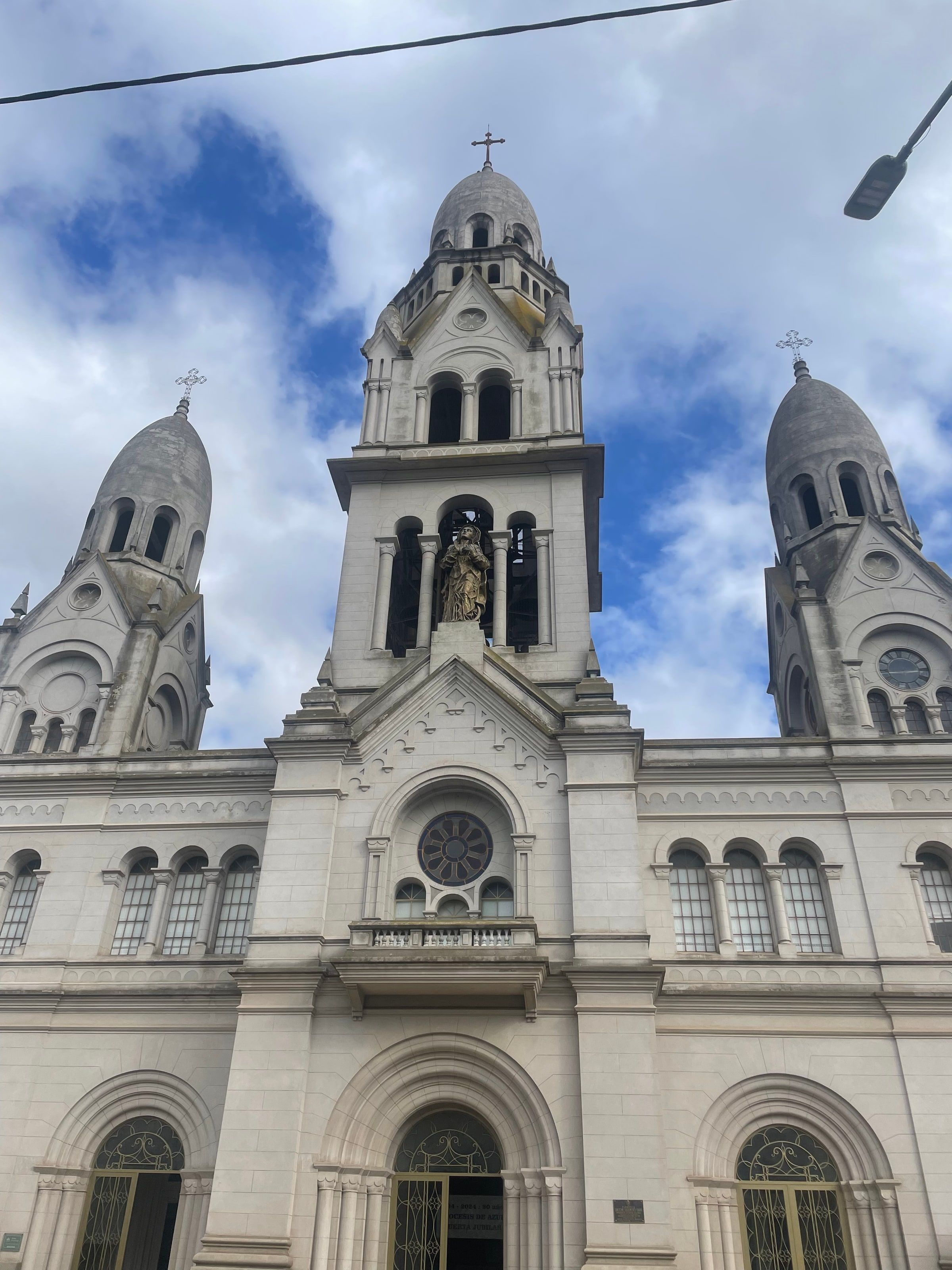 La iglesia frente a la Plaza Independencia