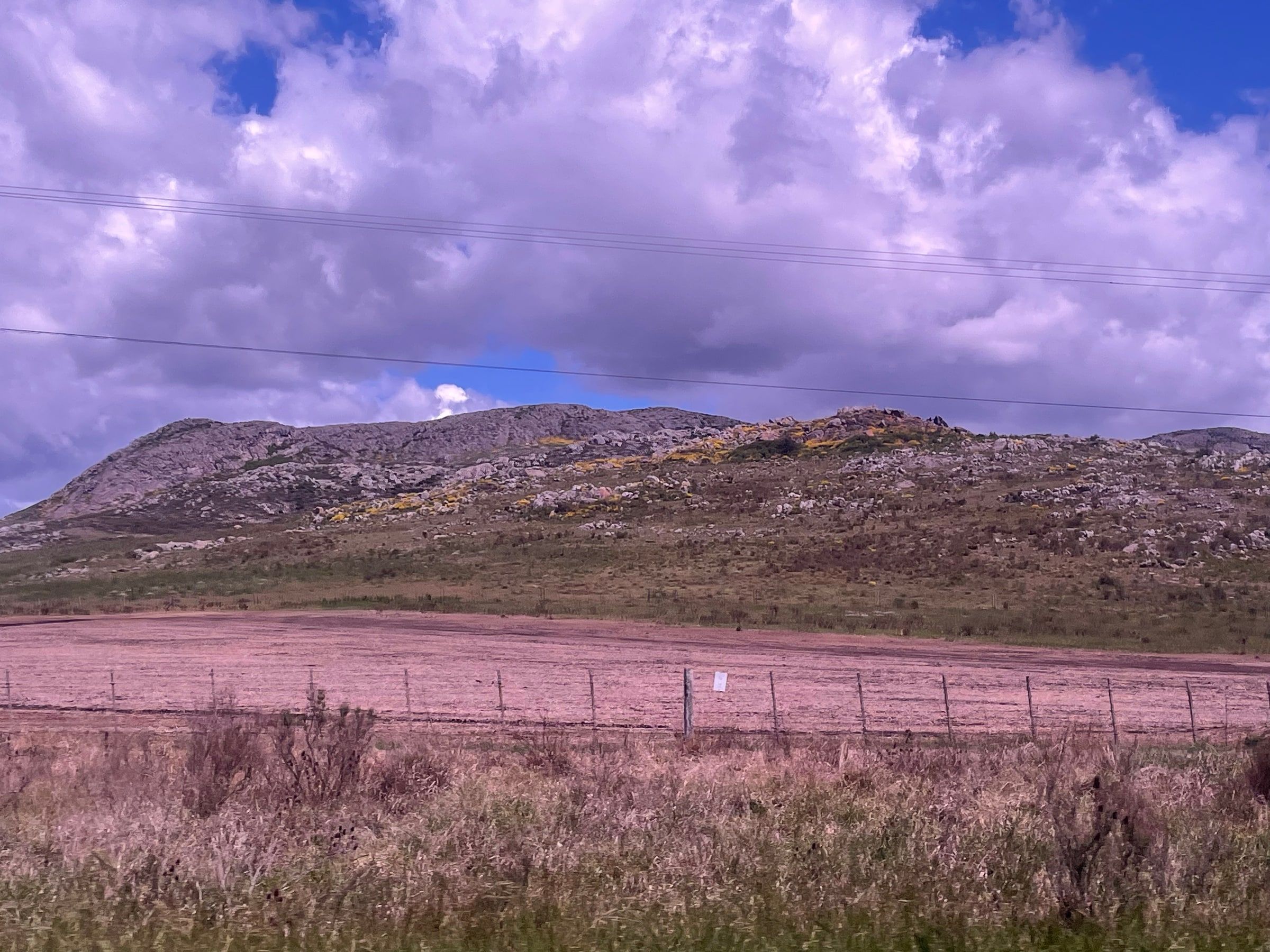 Las sierras de Tandil bajo un cielo violeta