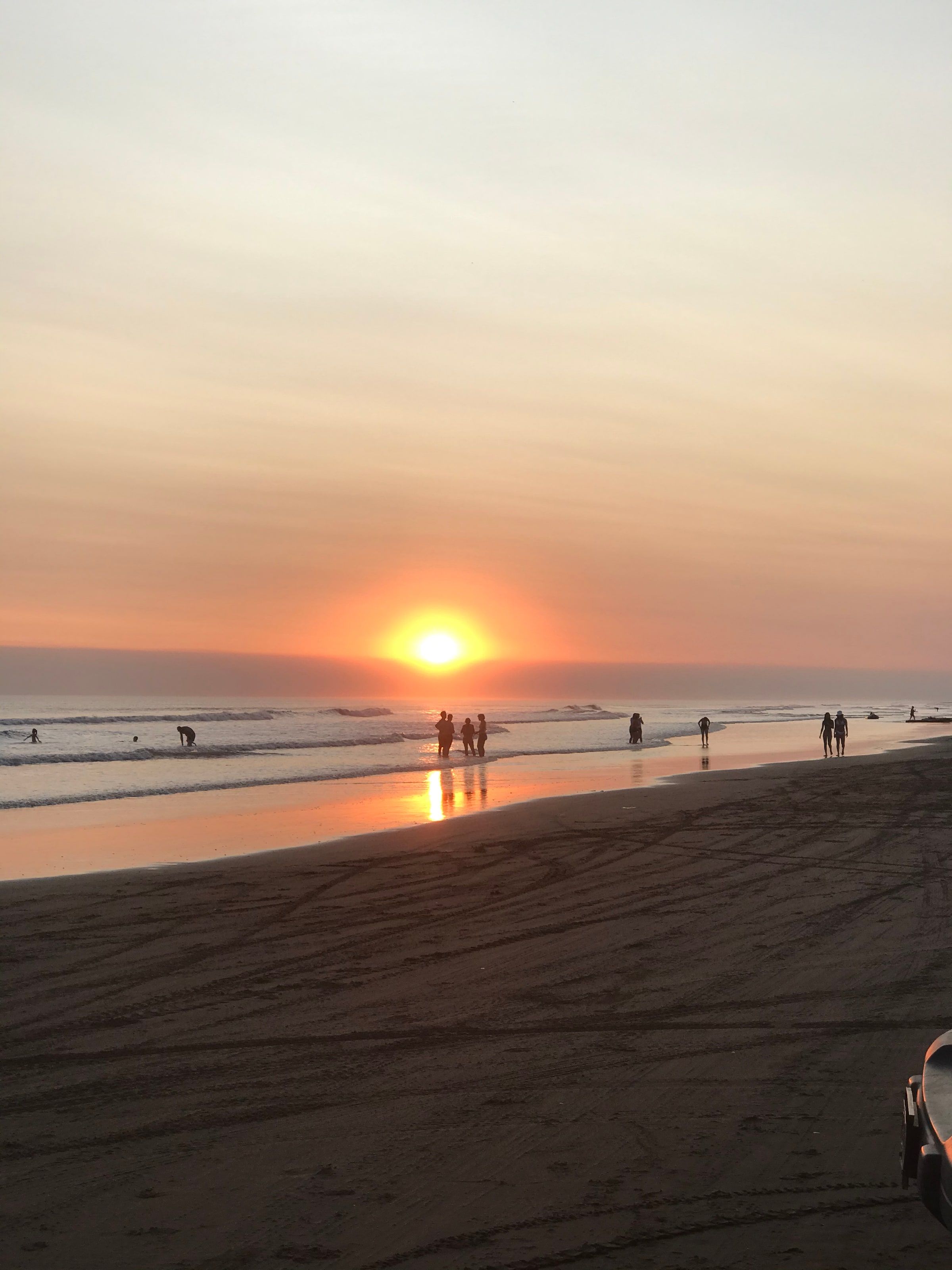 El sol bajando sobre la playa de Claromecó