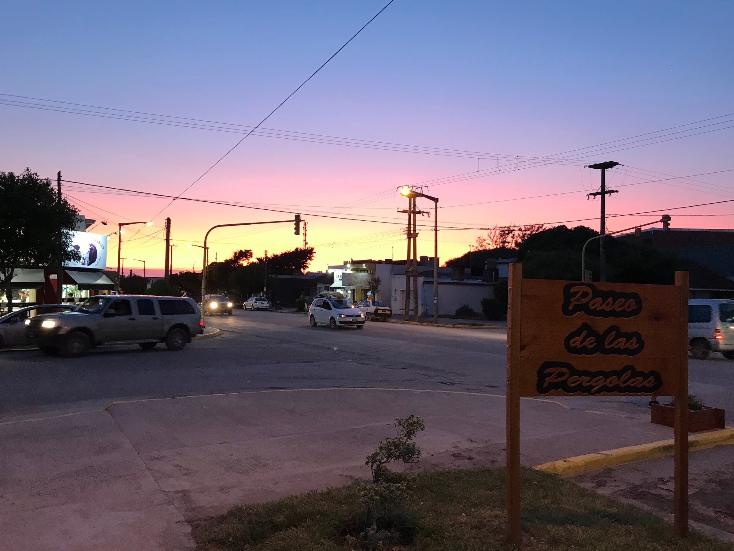 Una calle de Claromecó con el cielo rosado