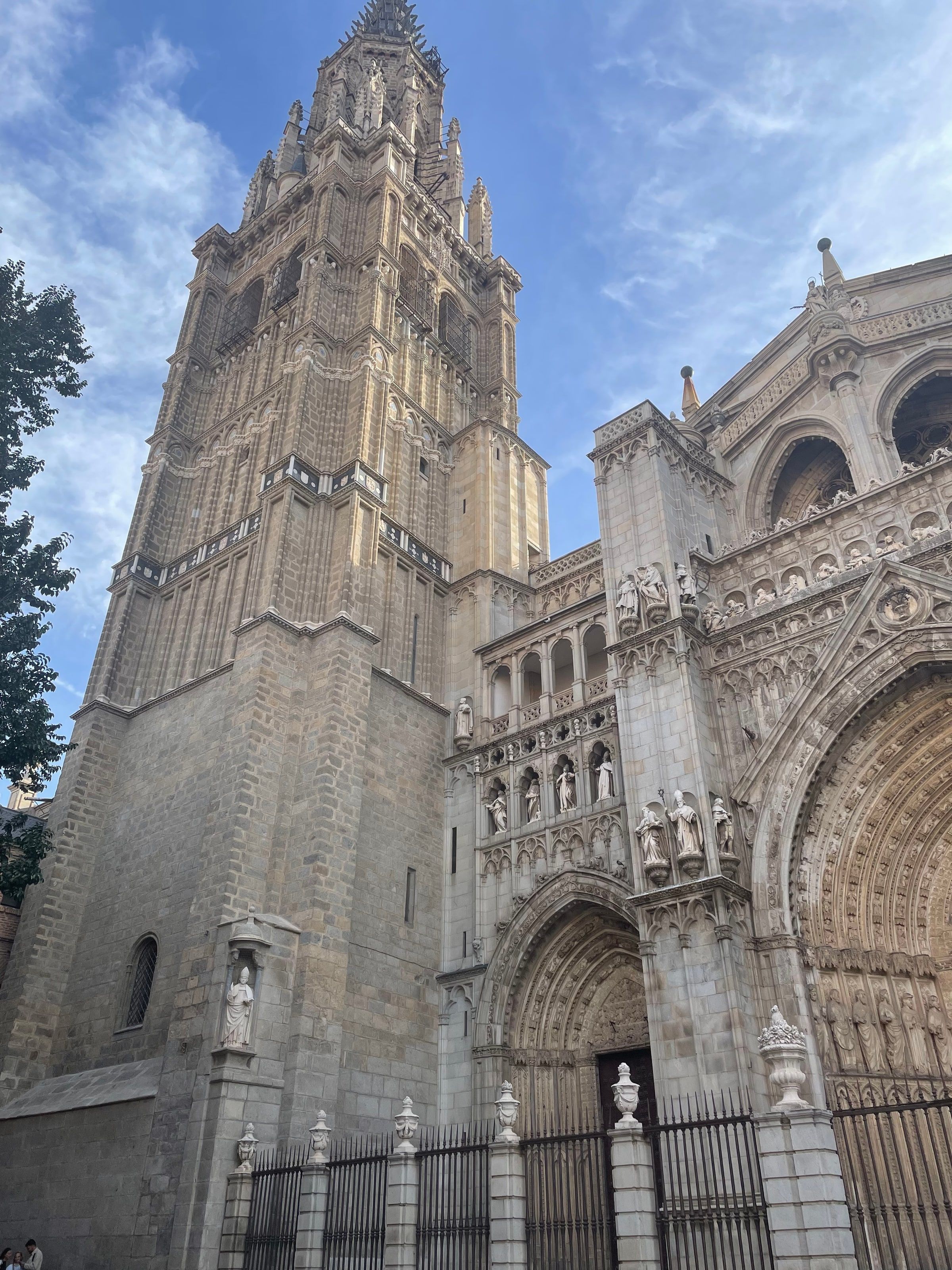 La torre y la fachada de la Catedral de Toledo