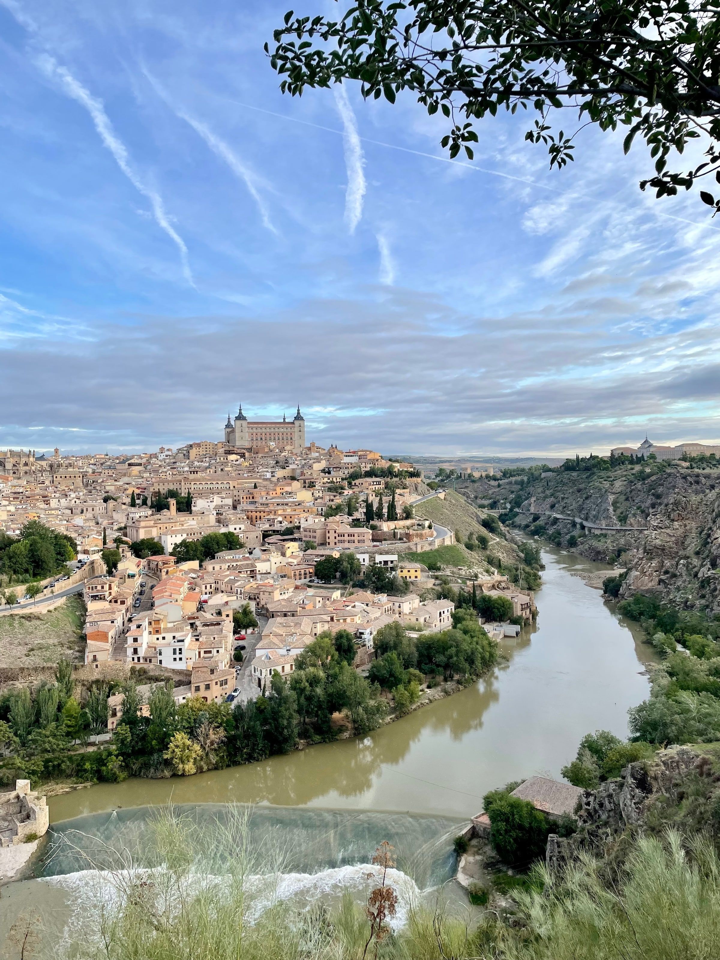 Toledo sobre el Tajo, con el Alcázar arriba
