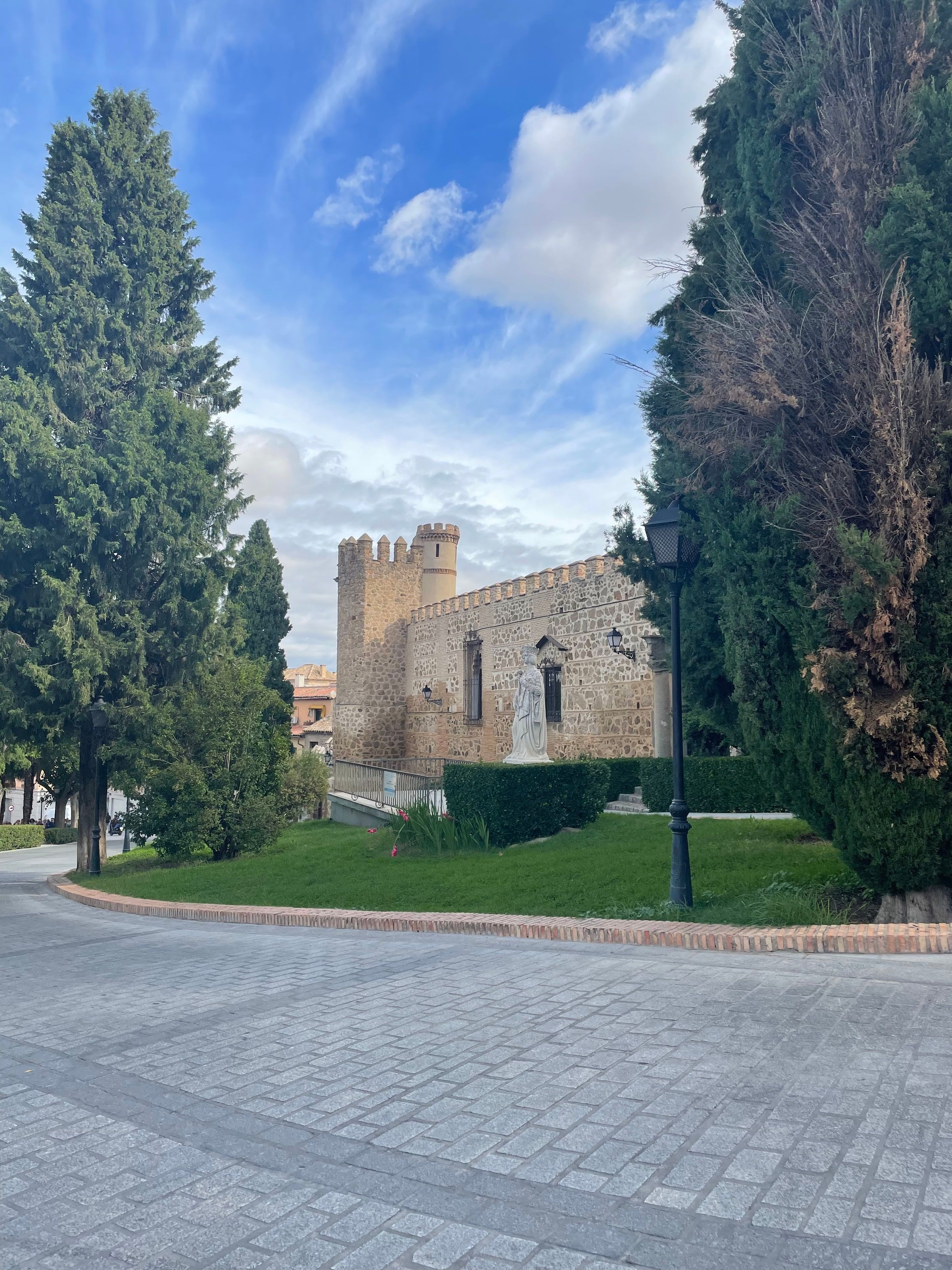 El Monasterio de San Juan de los Reyes entre cipreses