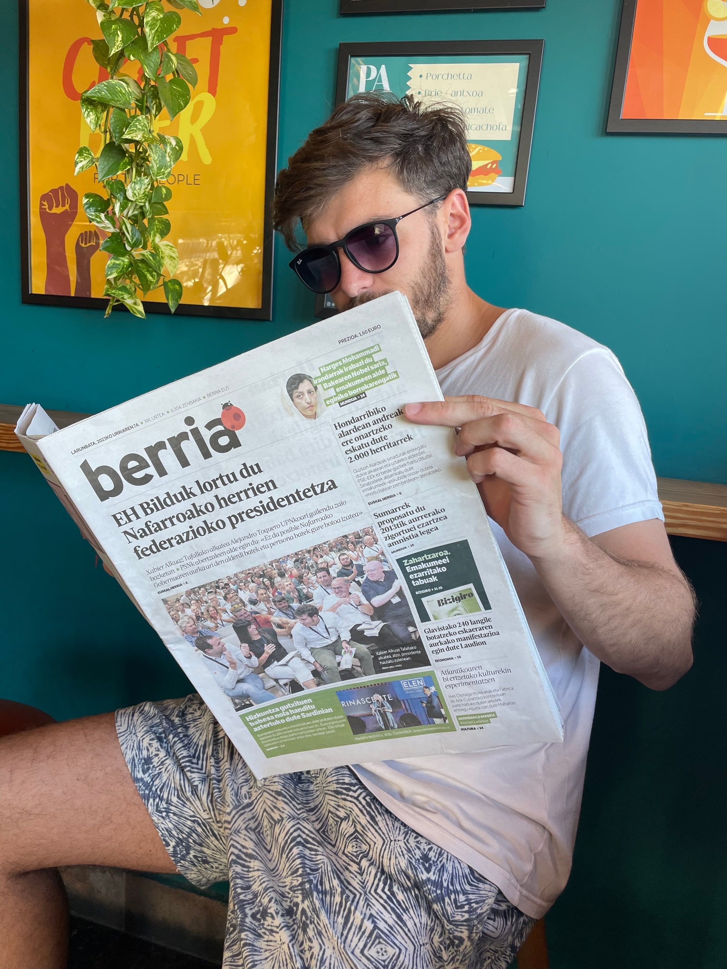 Tomi leyendo el diario en un bar