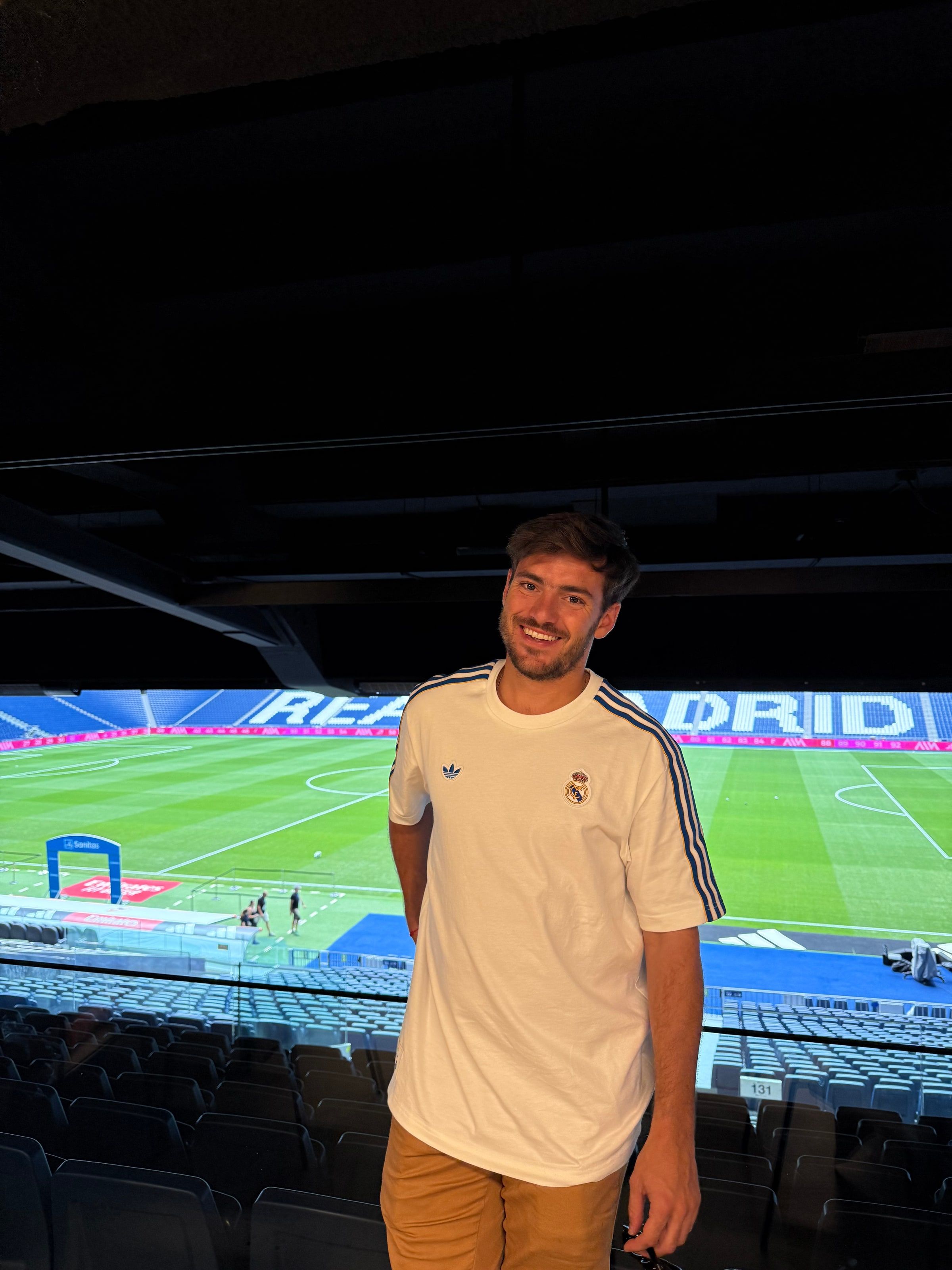 Tomi con la camiseta del Real Madrid en la tribuna del Bernabéu