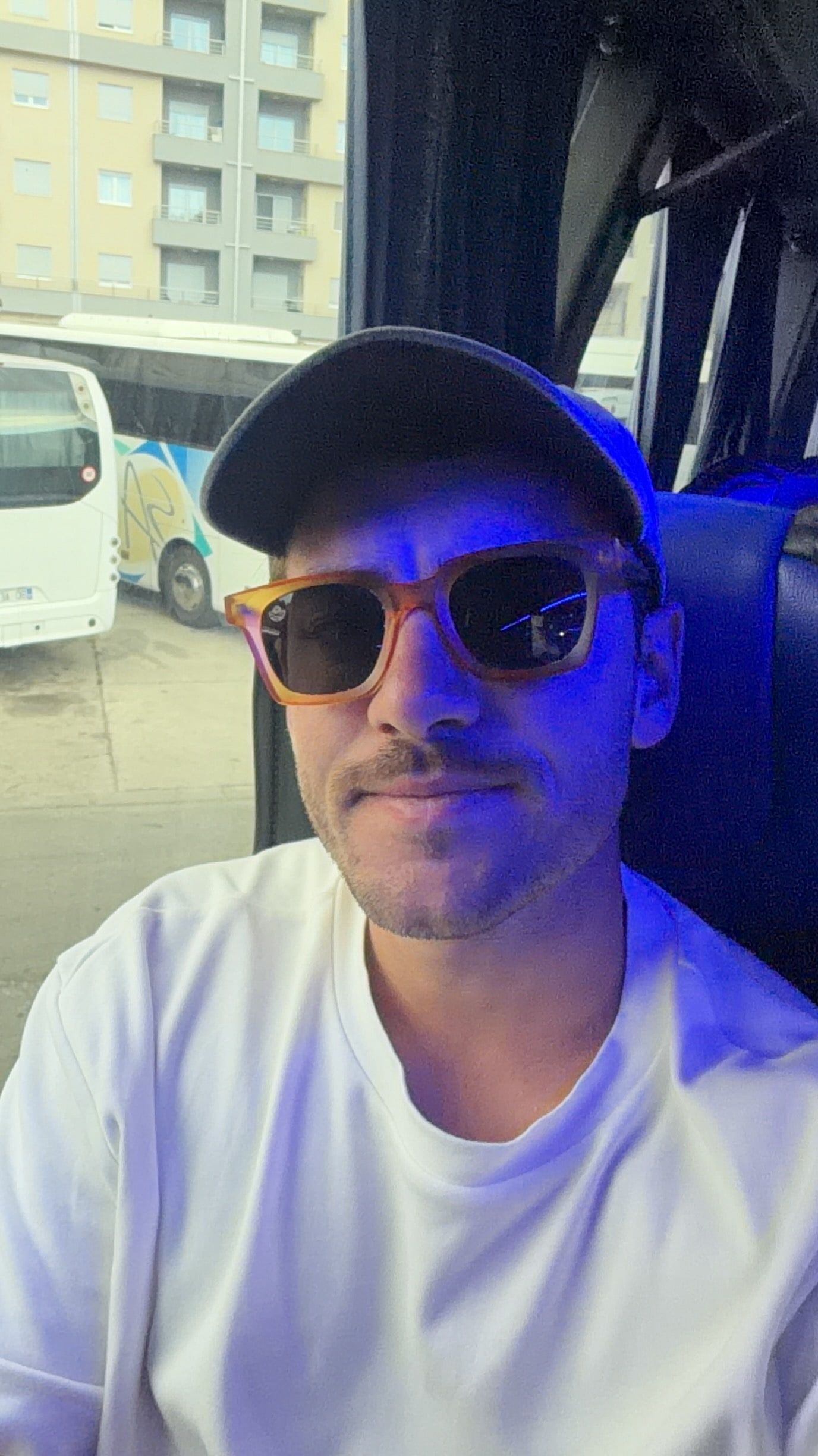 Tomi en el bus a Dubrovnik, con gorra y lentes