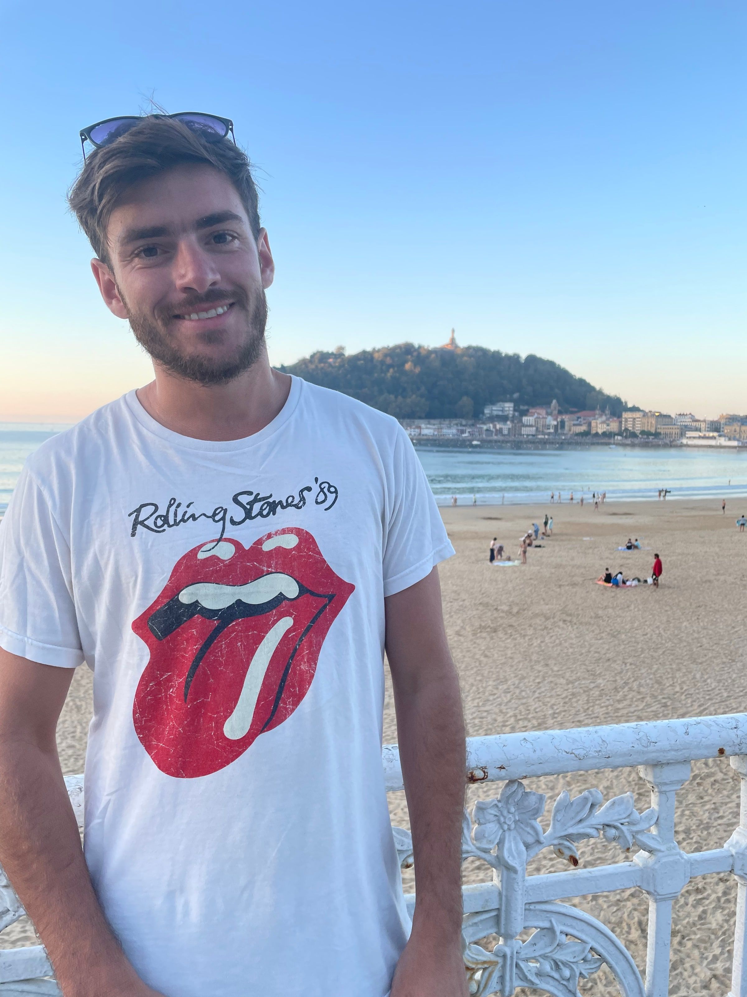 Tomi en la baranda de La Concha al atardecer