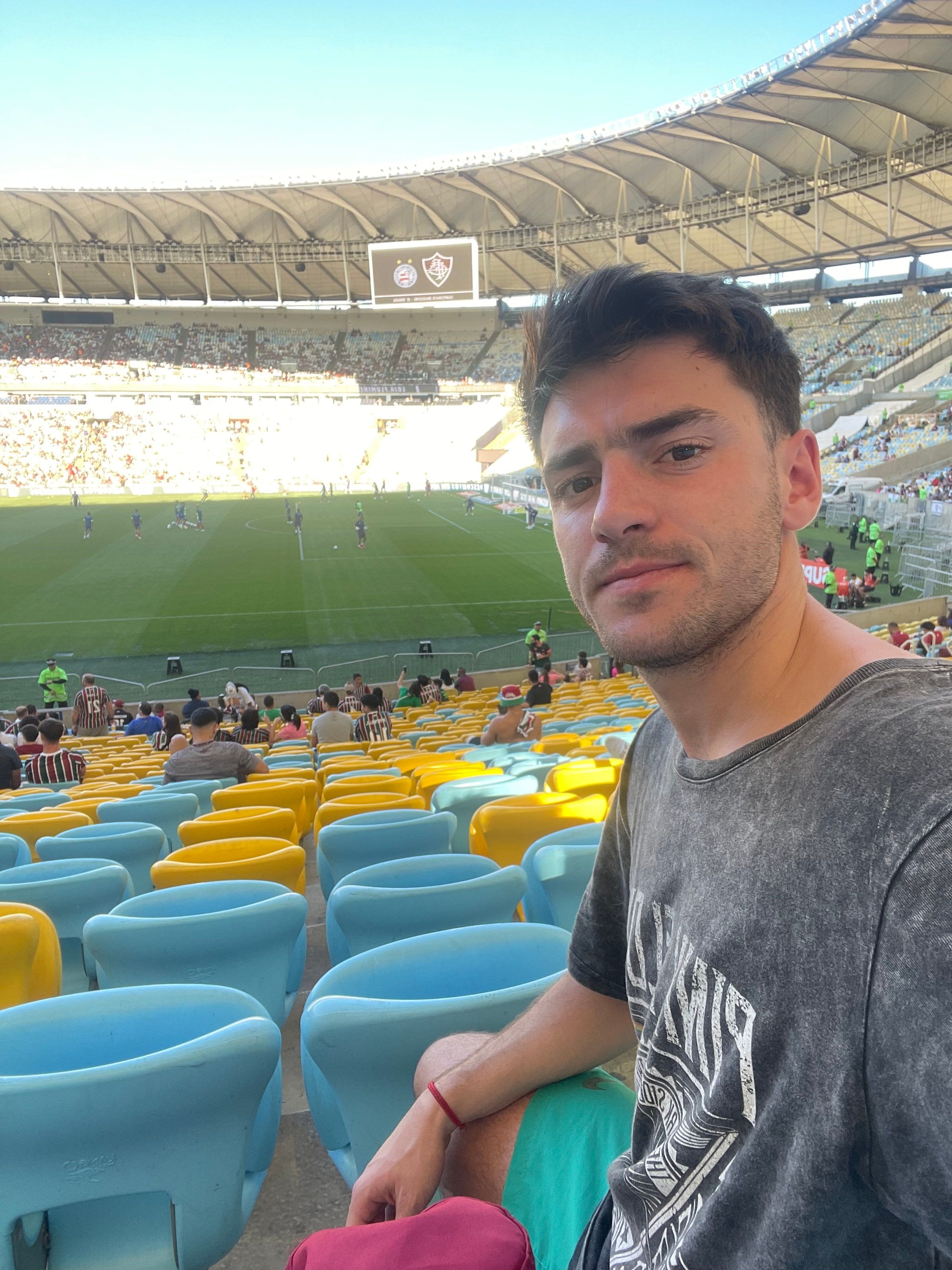 Tomi sentado en la tribuna del Maracaná, con la cancha atrás