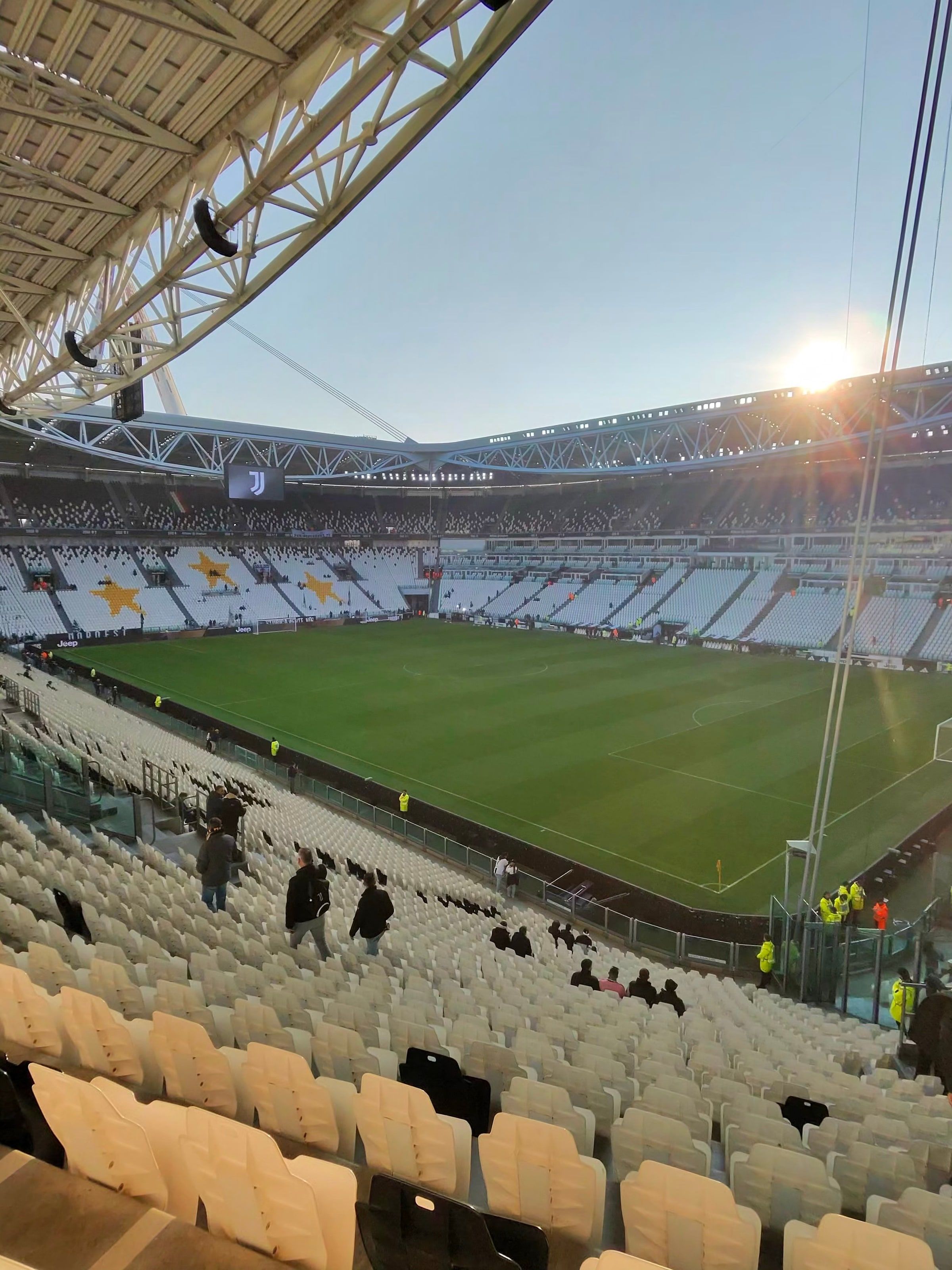 El Allianz Stadium vacío con sol, antes del derbi