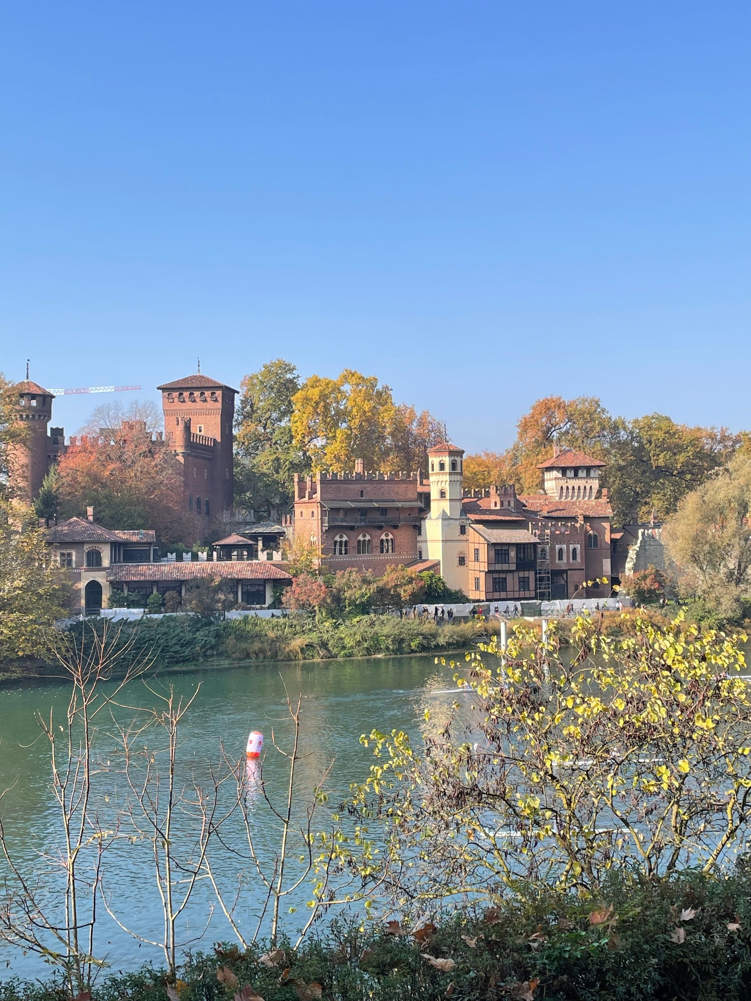 El Borgo Medievale sobre el Po, en otoño