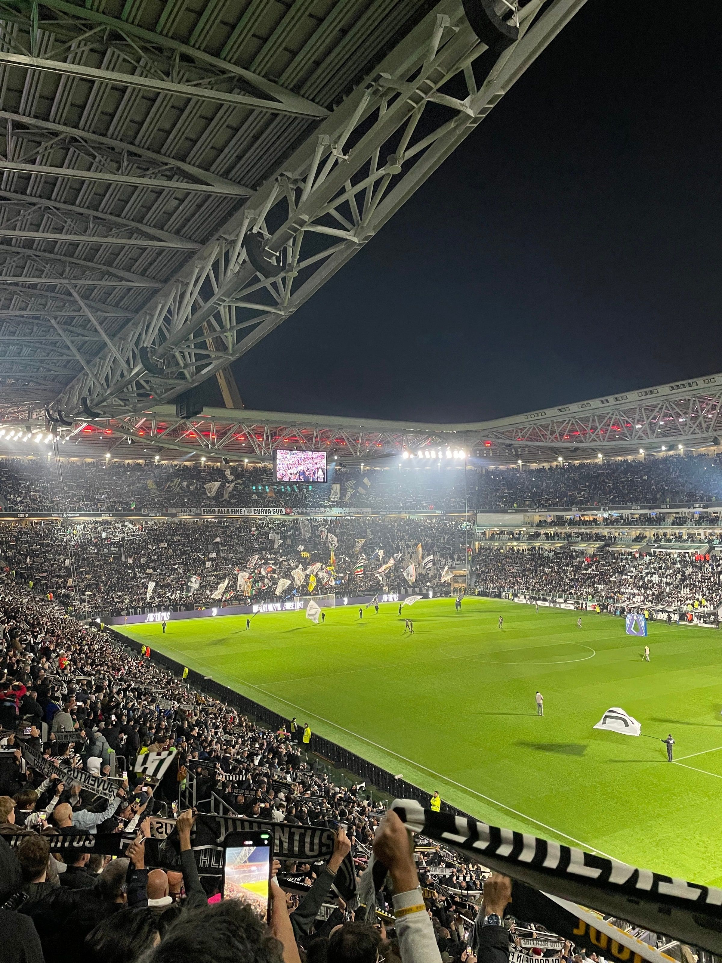 Juventus-Torino en el Allianz Stadium, la cancha iluminada y la tribuna