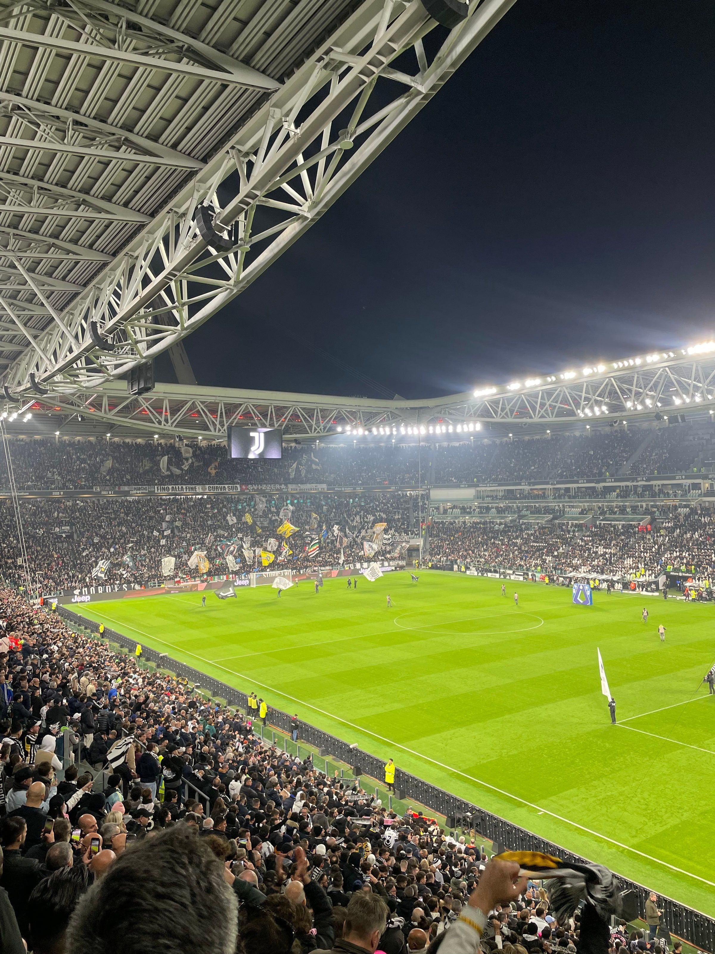 El derbi, plano abierto con el techo del Allianz Stadium
