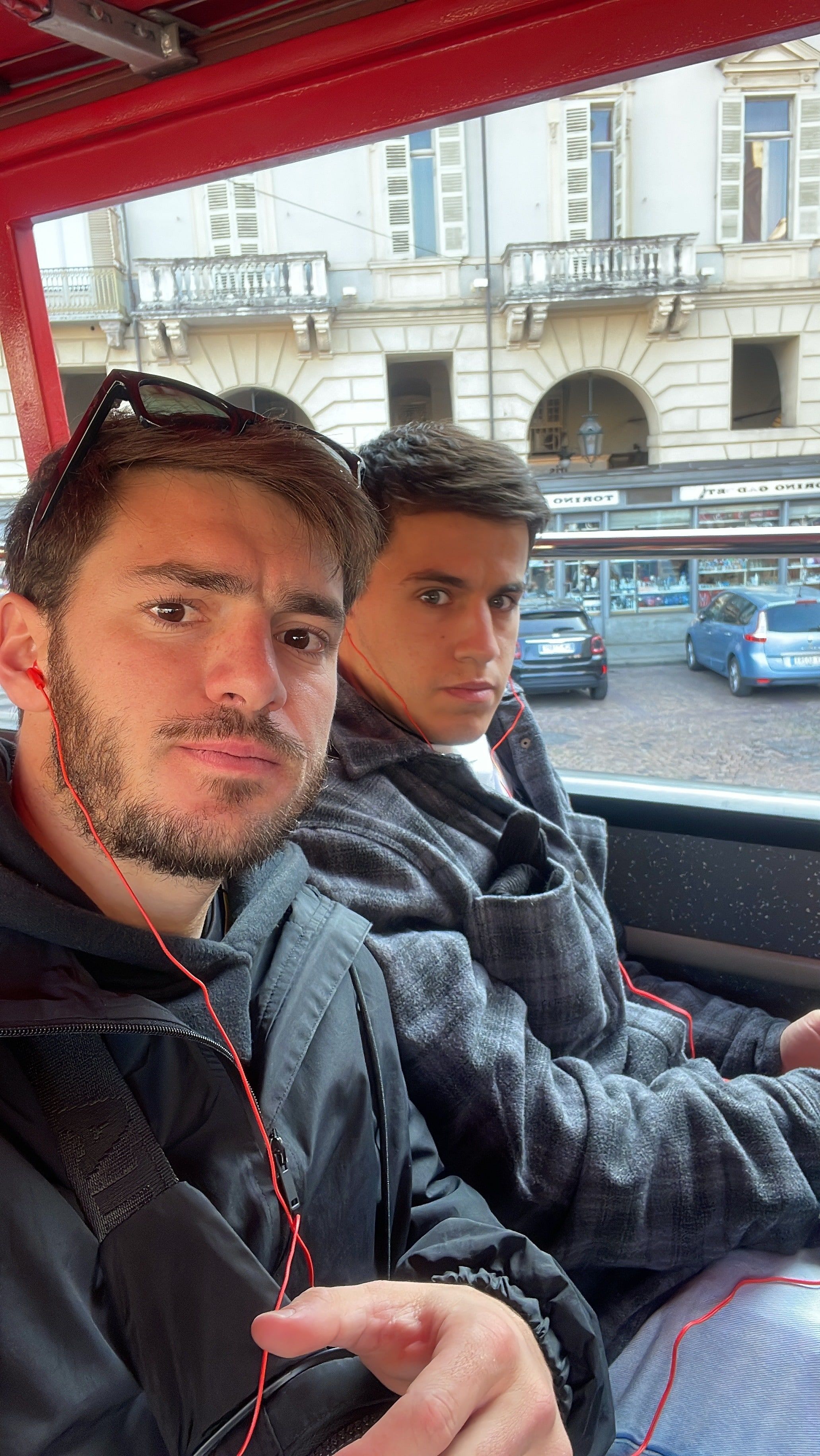 Tomi y su amigo en el bus, camino al Parco del Valentino