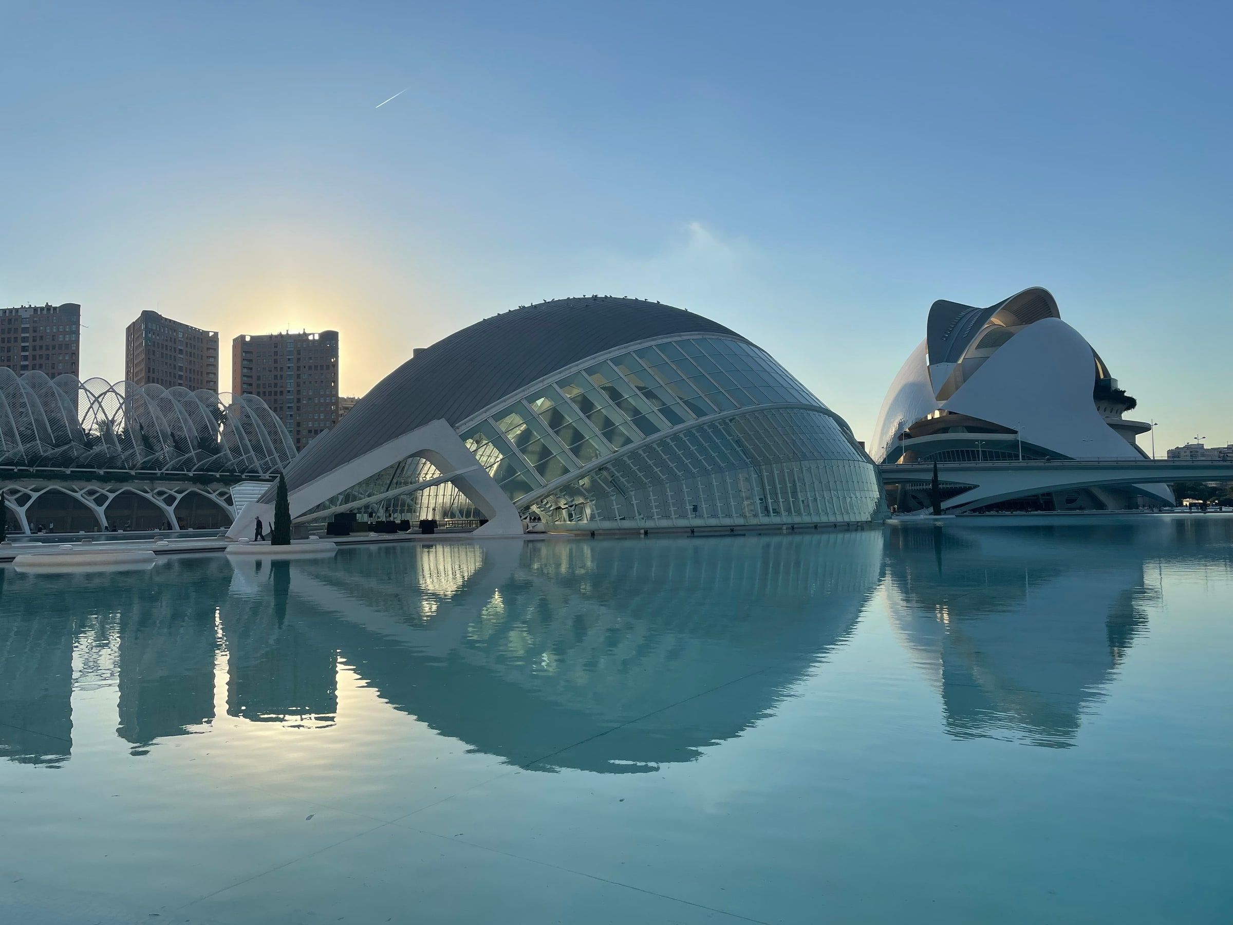 El Hemisfèric reflejado en el agua