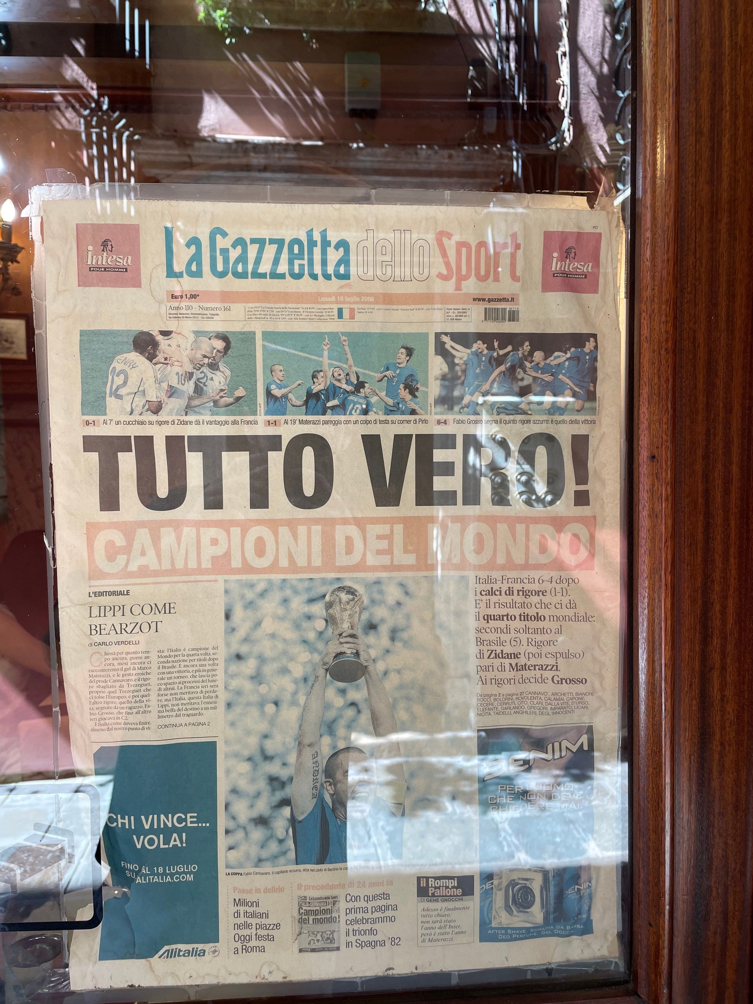 Una Gazzetta dello Sport con el título Tutto vero, campioni del mondo, en una vidriera