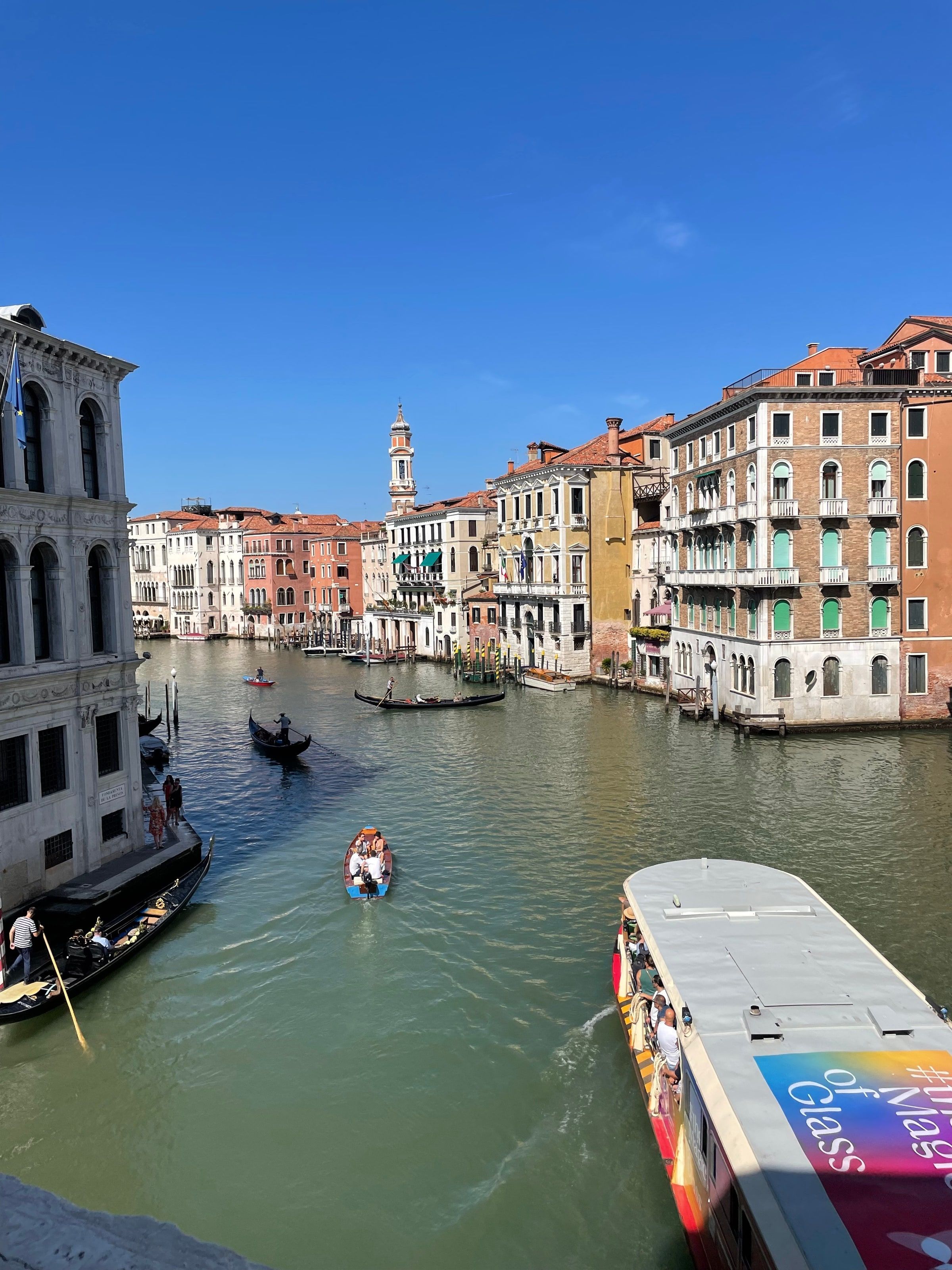 El Gran Canal con góndolas y lanchas