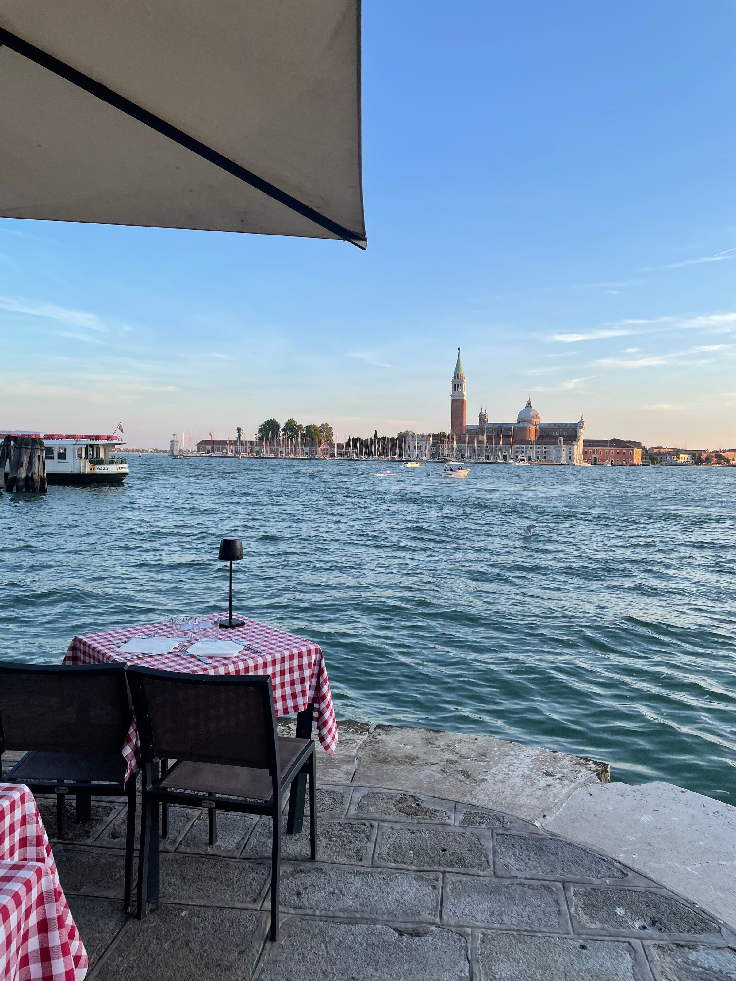 San Giorgio Maggiore desde una mesa con mantel a cuadros