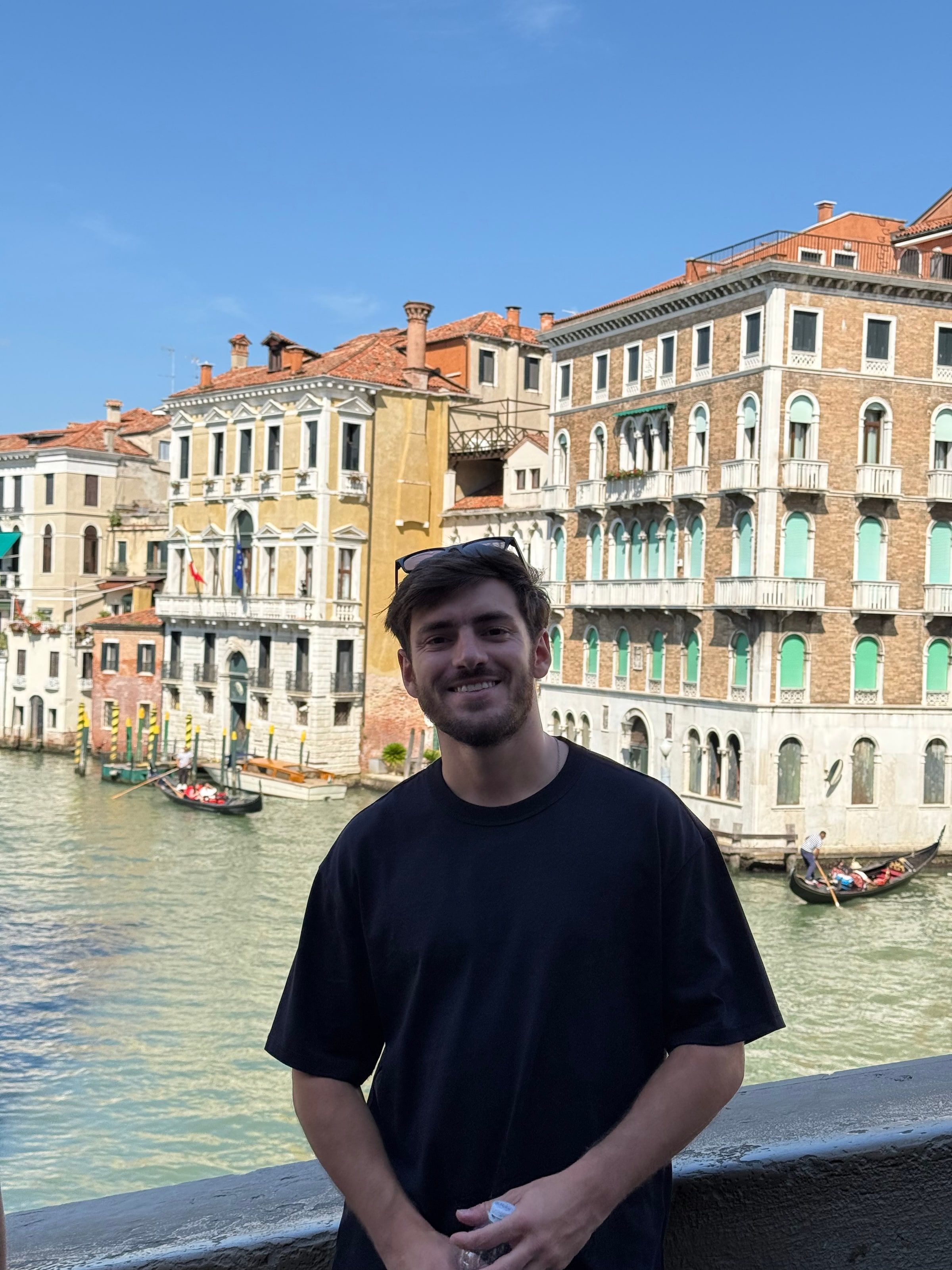 Tomi con el Gran Canal detrás