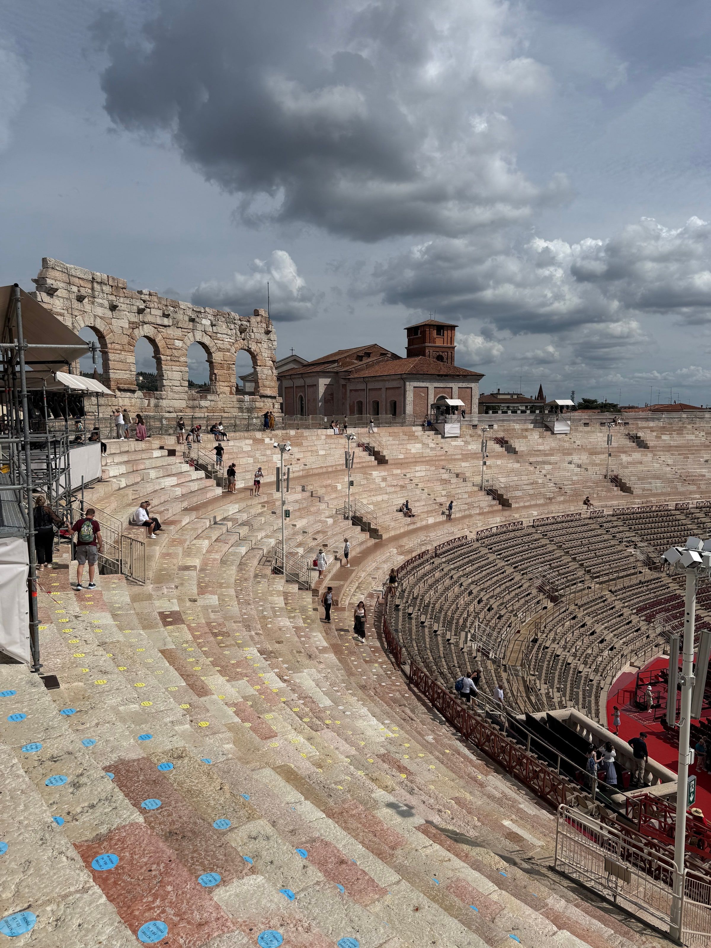 La Arena de Verona por dentro, con las gradas y el escenario