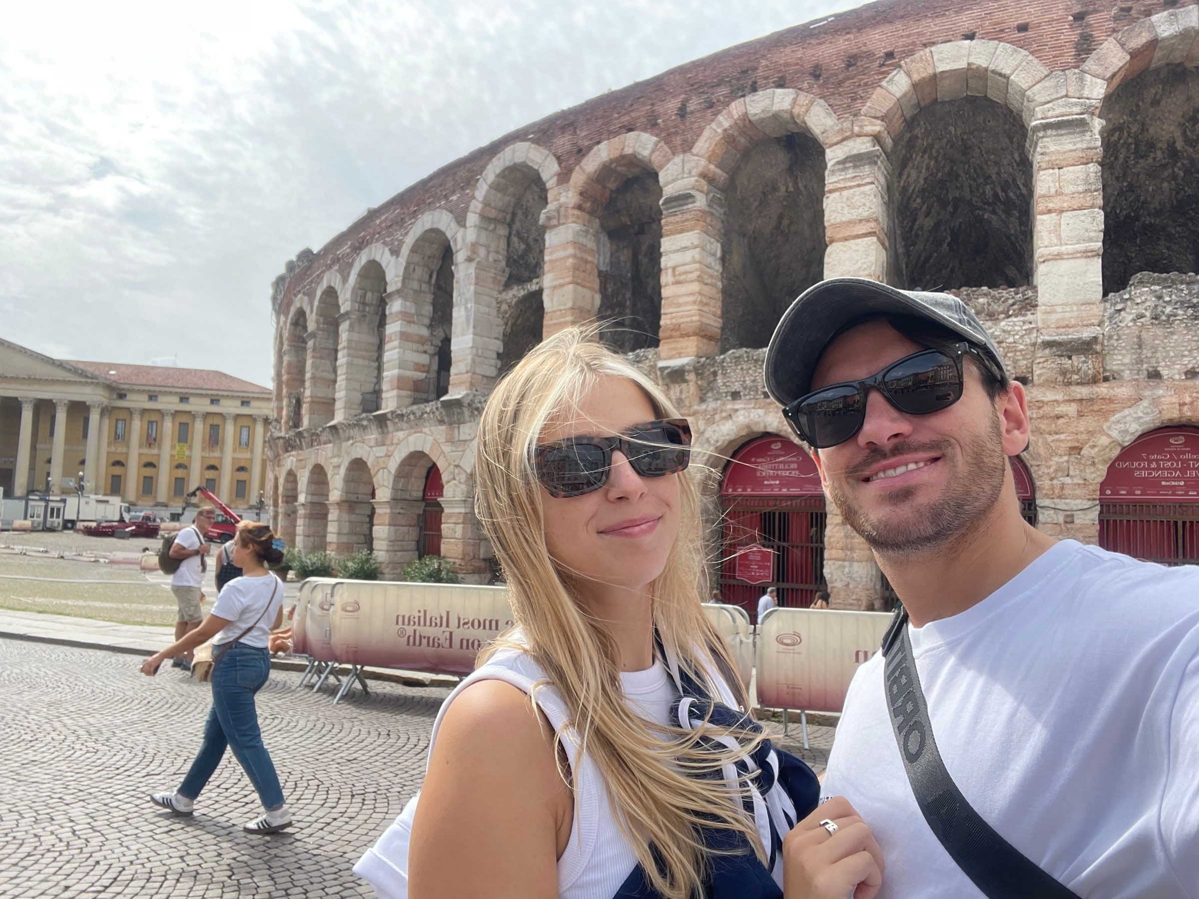 Tomi y su novia frente a la Arena de Verona