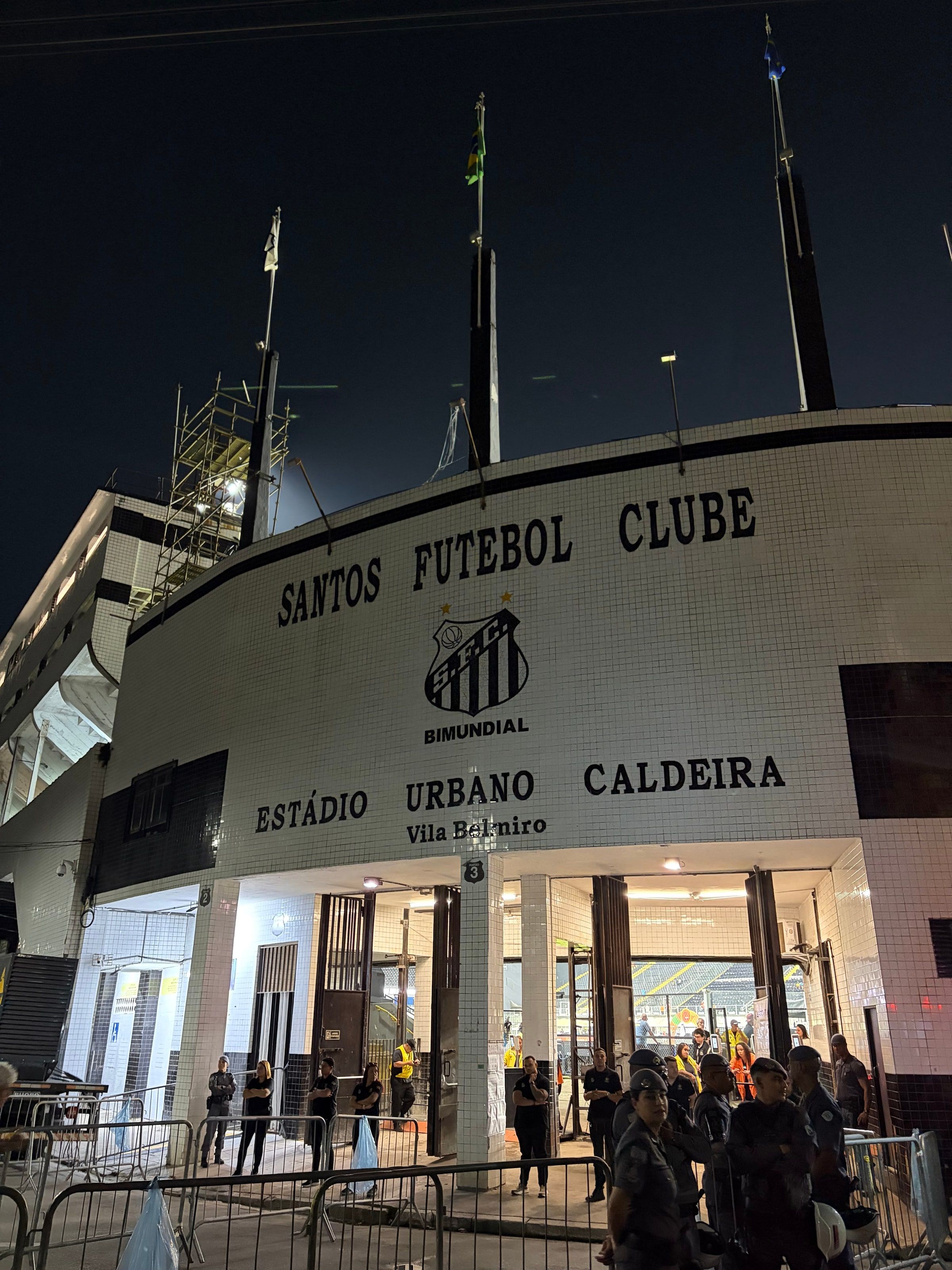 La fachada del Estádio Urbano Caldeira, la Vila Belmiro, de noche