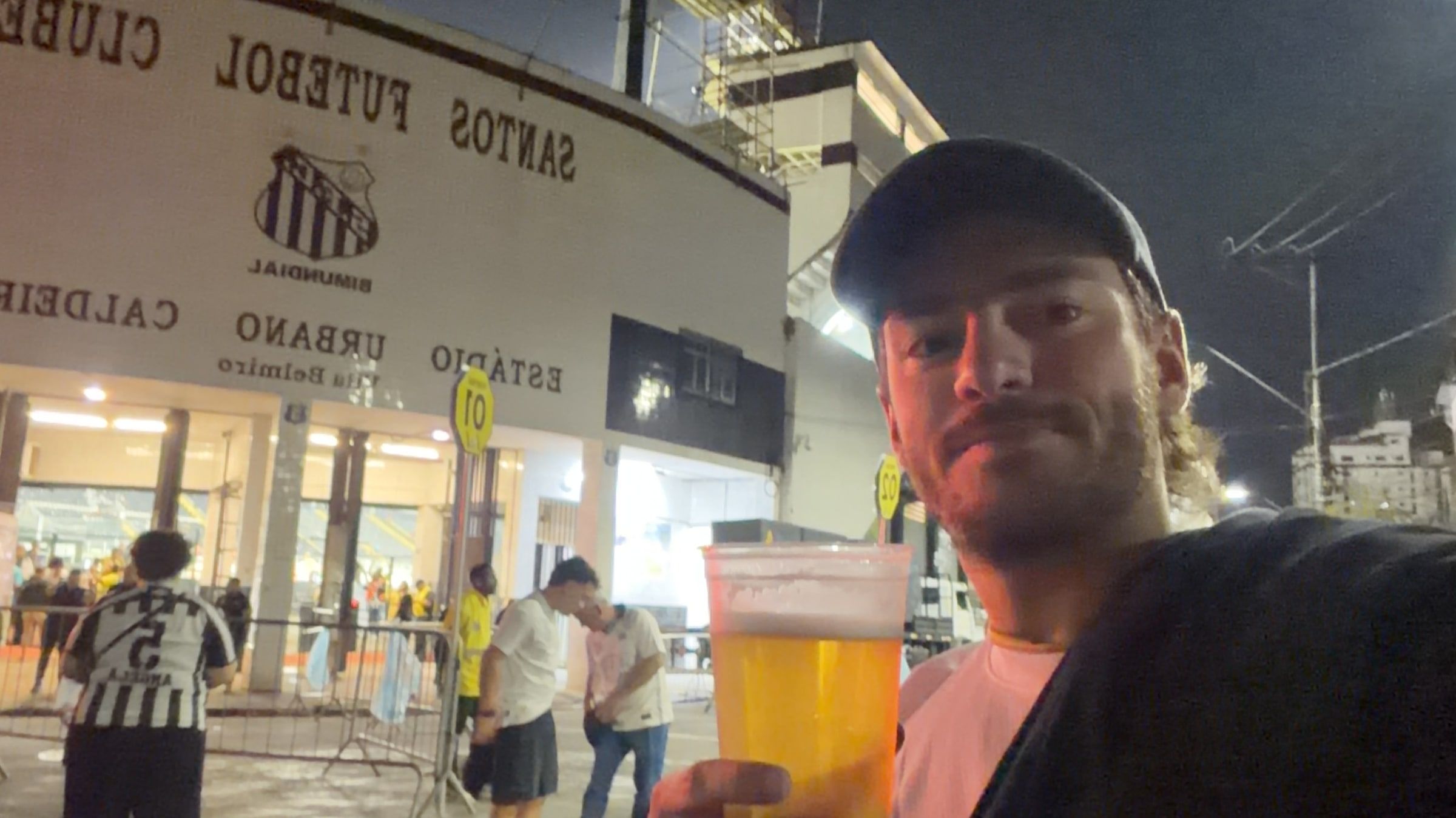 Tomi con una cerveza en la puerta de la Vila Belmiro antes del partido